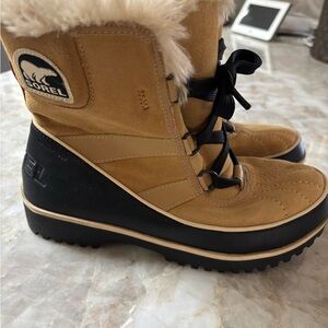 Sorel Women's Tan and Black Winter Boots Size 8